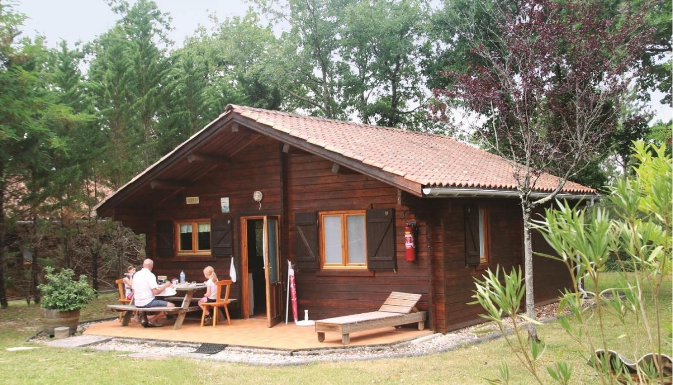 Camping Fontaine Du Roc Guest House Devillac Eksteriør bilde