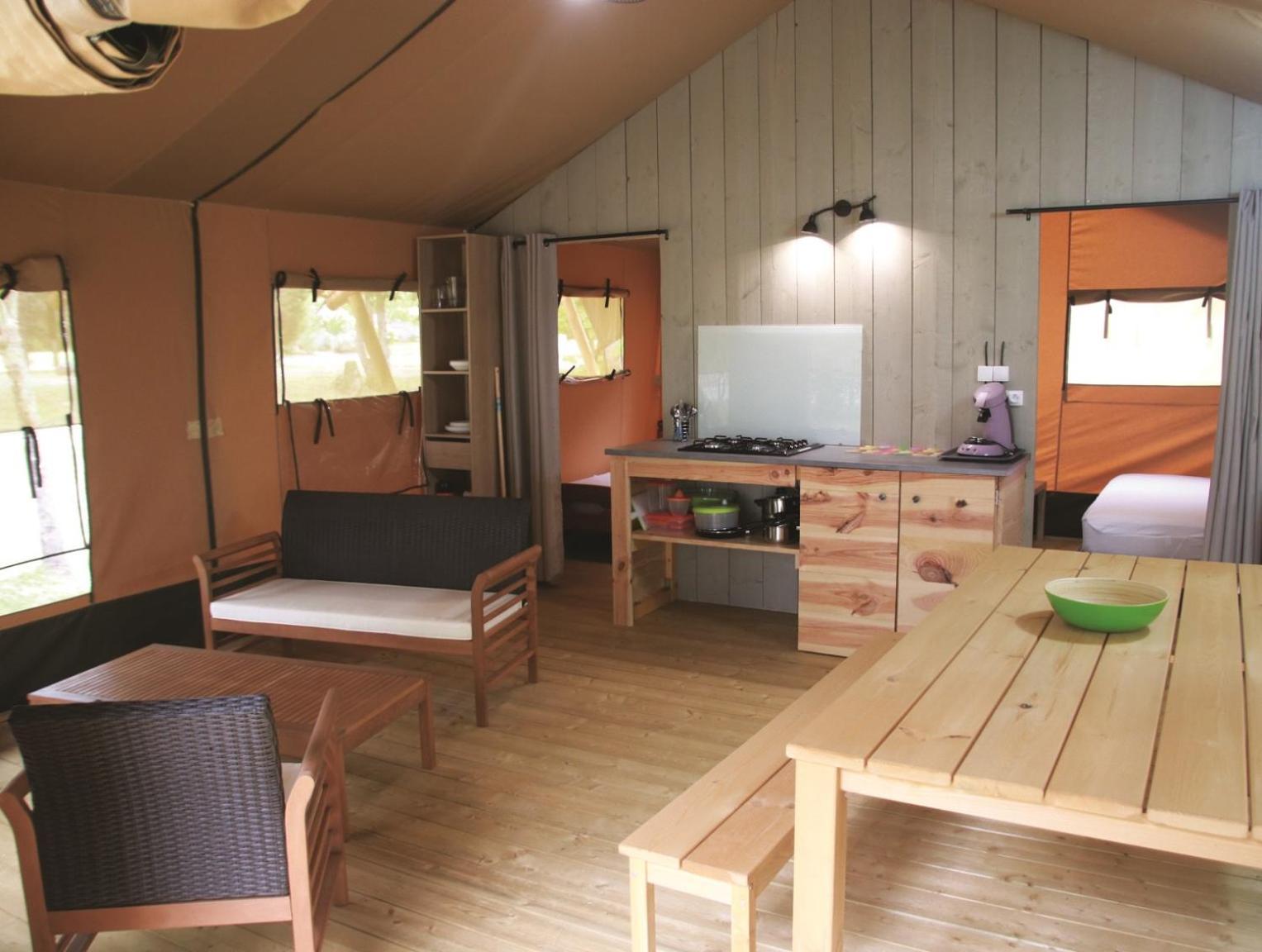 Camping Fontaine Du Roc Guest House Devillac Rom bilde