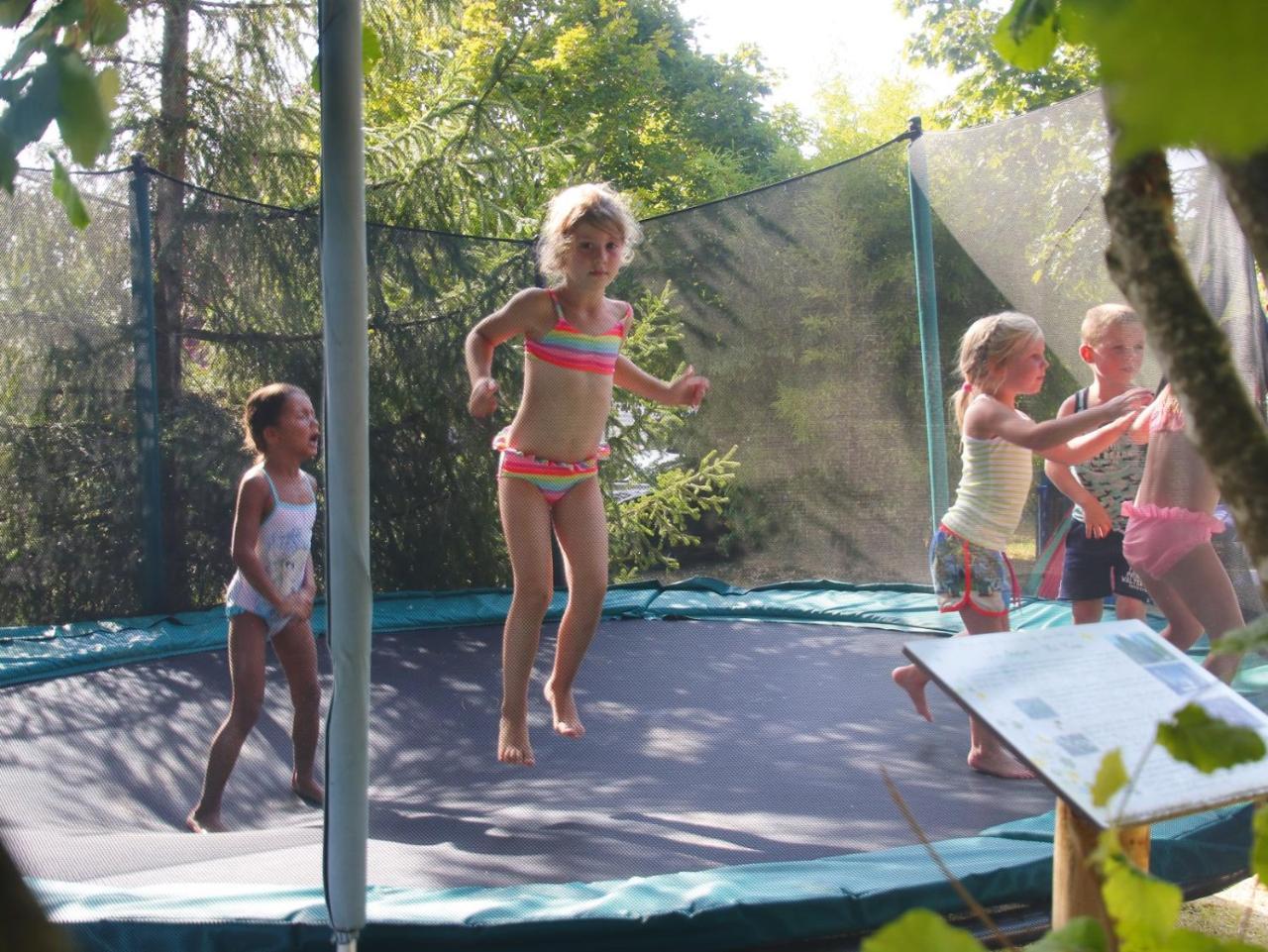Camping Fontaine Du Roc Guest House Devillac Eksteriør bilde