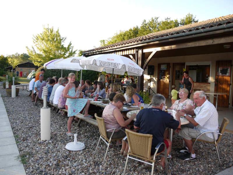 Camping Fontaine Du Roc Guest House Devillac Eksteriør bilde