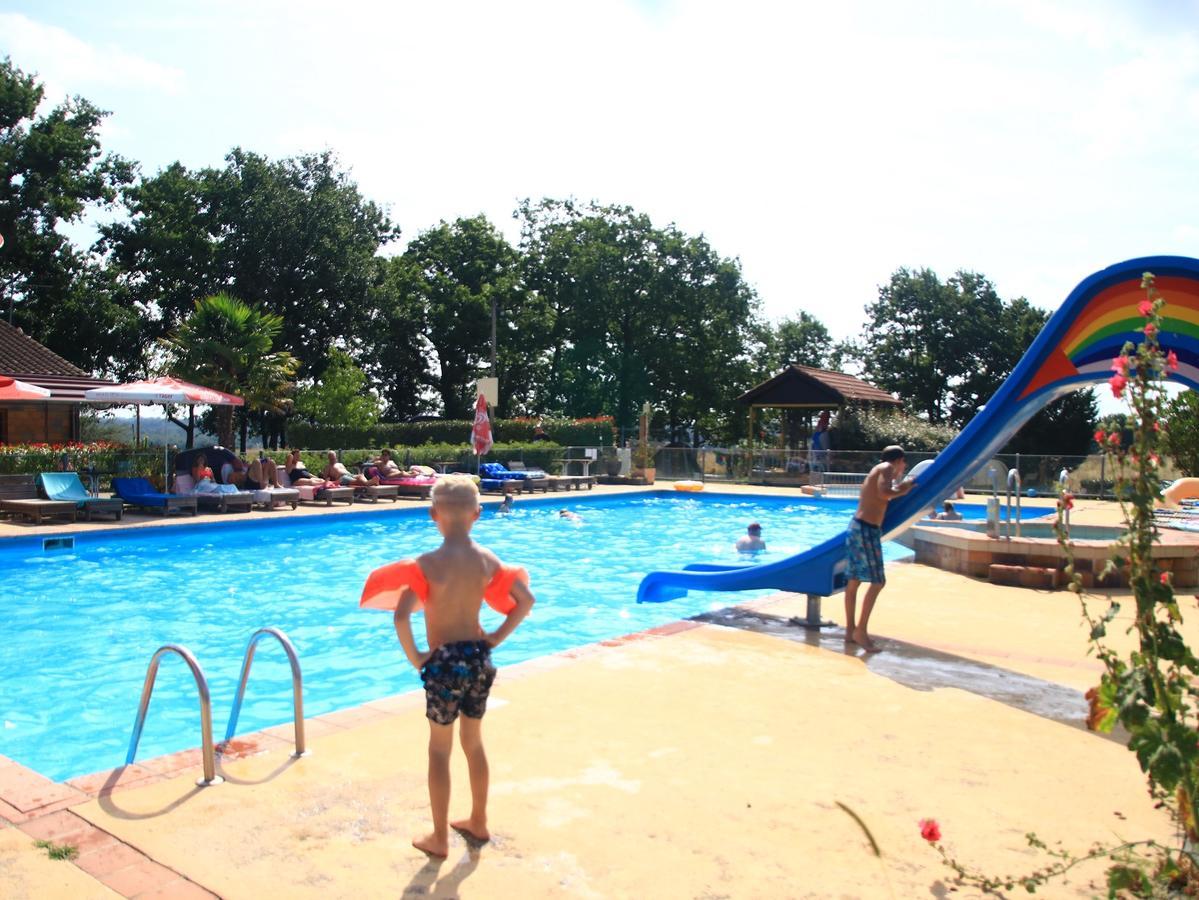 Camping Fontaine Du Roc Guest House Devillac Eksteriør bilde