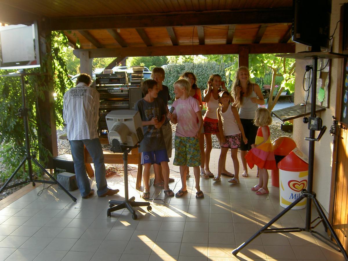 Camping Fontaine Du Roc Guest House Devillac Eksteriør bilde