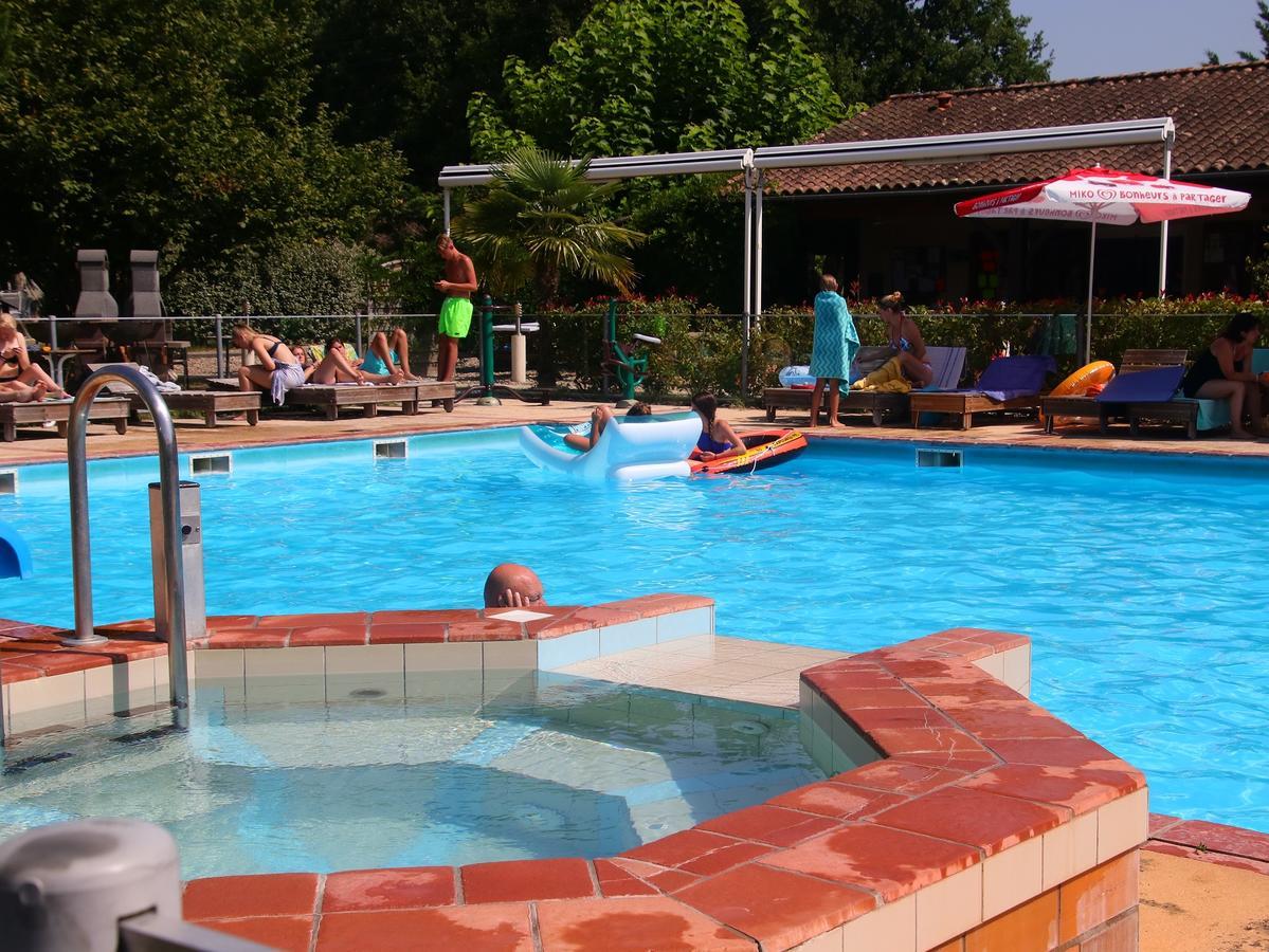Camping Fontaine Du Roc Guest House Devillac Eksteriør bilde